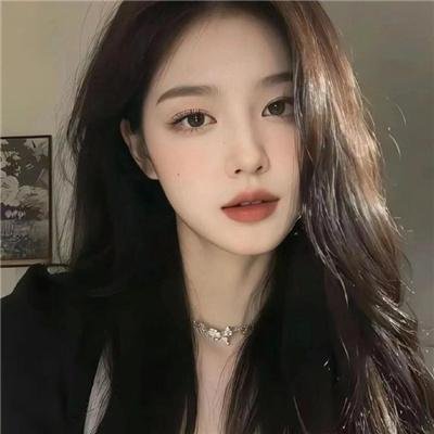 她比春色更怡人